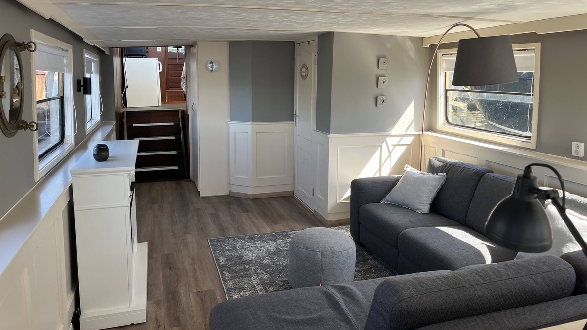 Veen Boat Rental | Houseboat Bed & Bever on the Dammed Maas in Veen