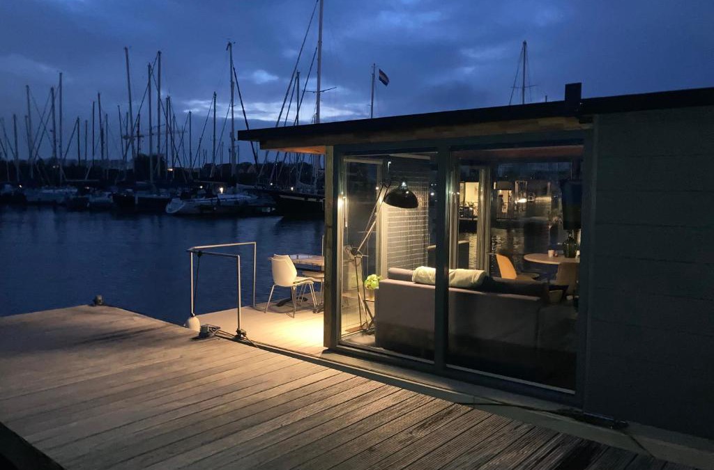 Monnickendam Boat Rental | Houseboat De Amstel