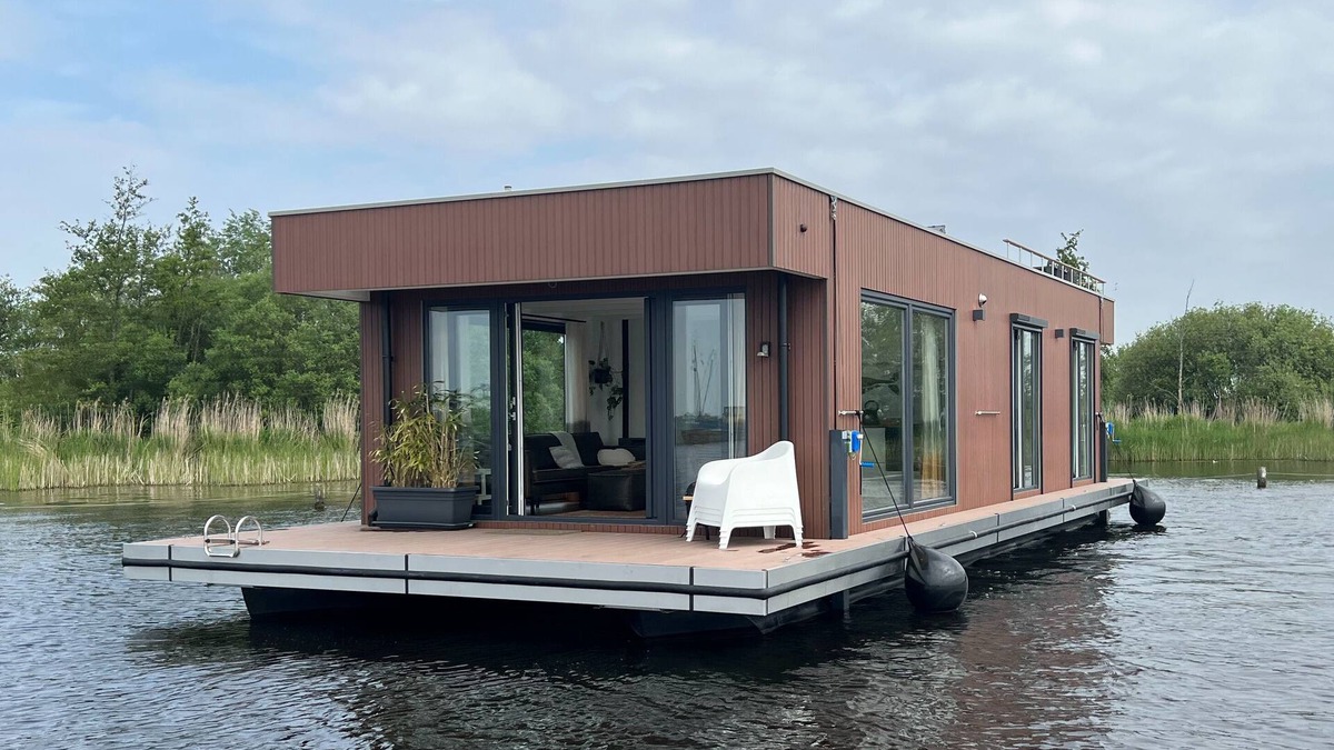 Oud Ade Boat Rental | Houseboat: "De Walvis" with tender. 6p 4+ 2 kids