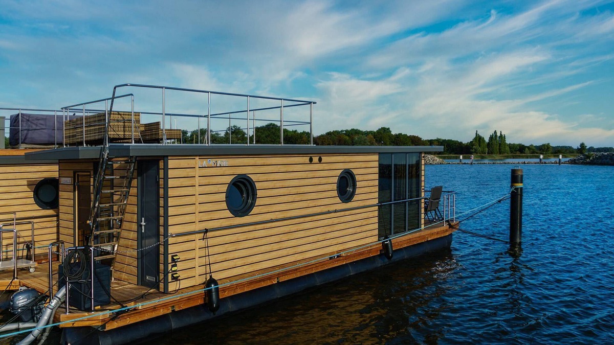 Fuhlendorf Boat Rental | Houseboat Fjord POLARIS with bio-sauna and roof terrace in Barth