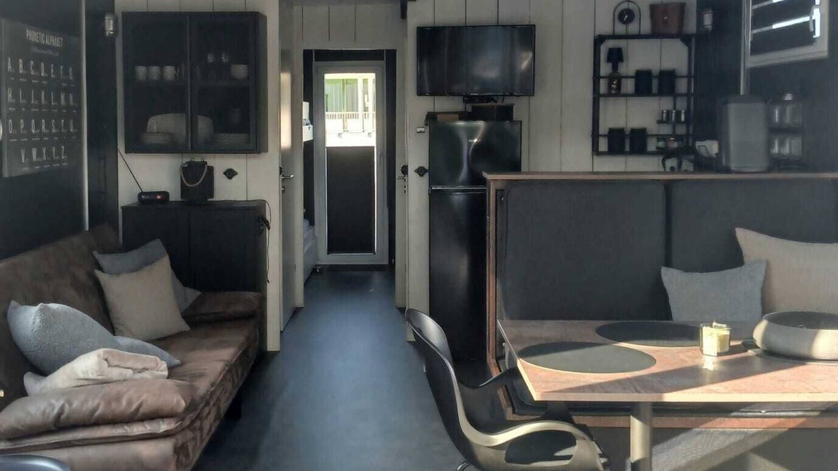 Center Boat Rental | Houseboat "Frodewin" experience on the water in Aurich harbor