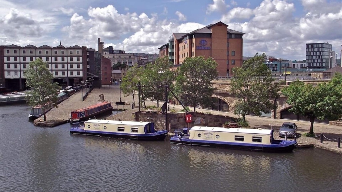 Sheffield Boat Rental | Houseboat Hotels