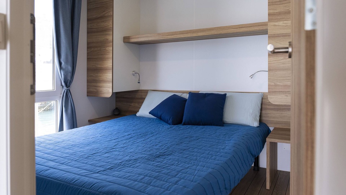 Bisceglie Boat Rental | Houseboat in Bisceglie harbor