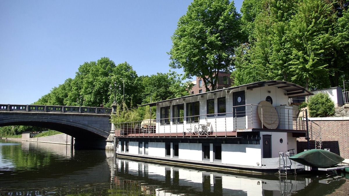Barmbek-Sued Boat Rental | Houseboat in central Hamburg with canoe right on the water instead of vacation home with garden