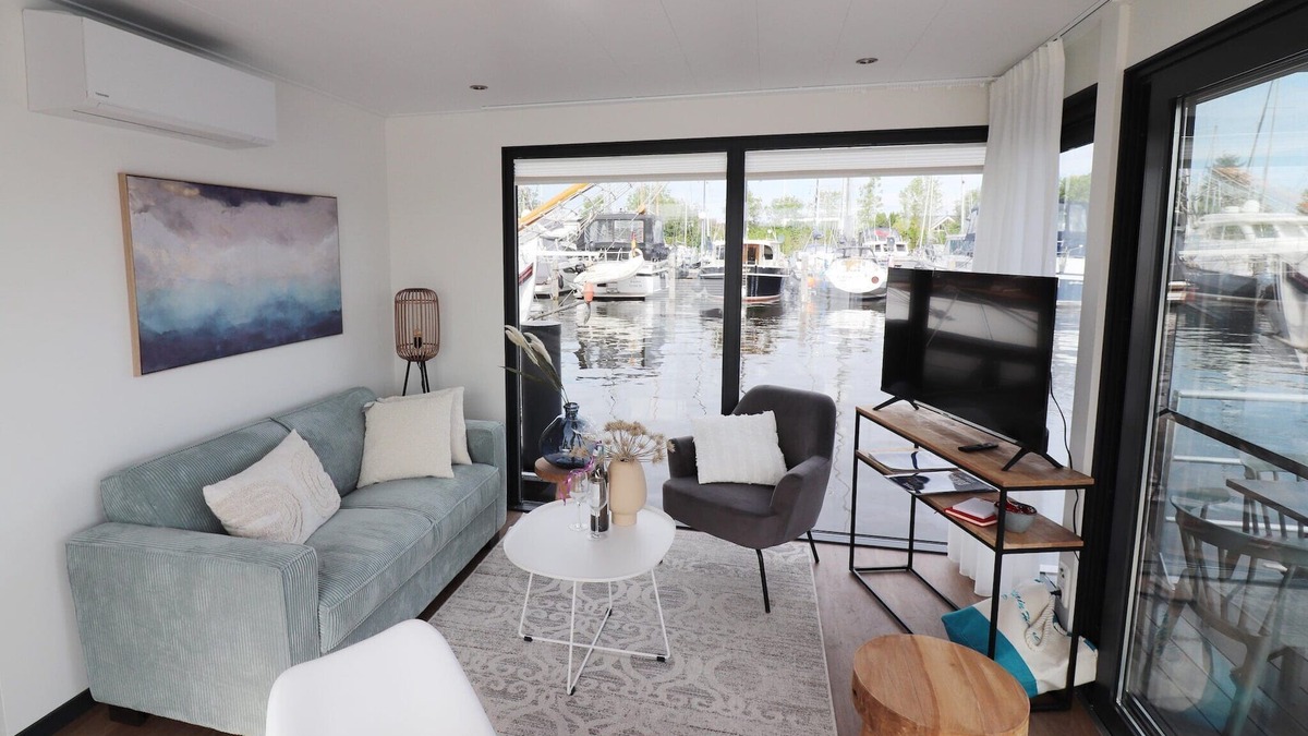 Lemmer House | Houseboat in Lemmer with Harbor Views