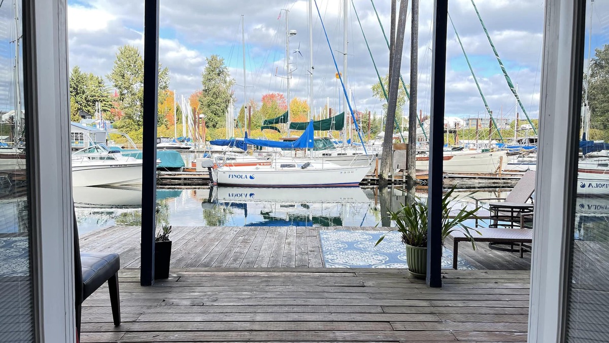 East Columbia Boat Rental | Houseboat in Portland | *NEW* Himalayan Salt Cave & Infrared Chromotherapy Sauna