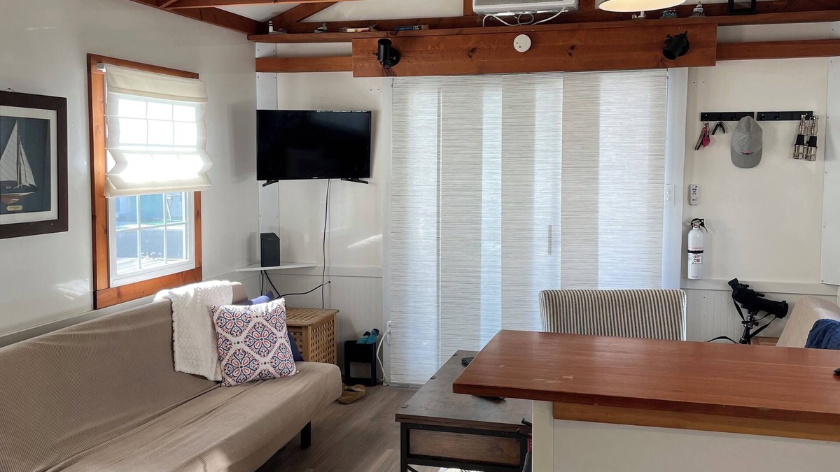 Fox Point Boat Rental | Houseboat in Providence!