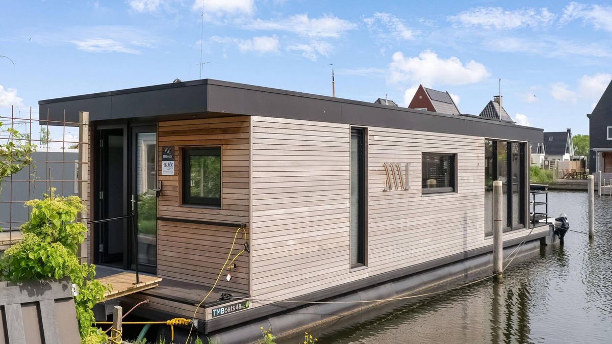 Stavoren Boat Rental | Houseboat in Stavoren with Waterfront Views