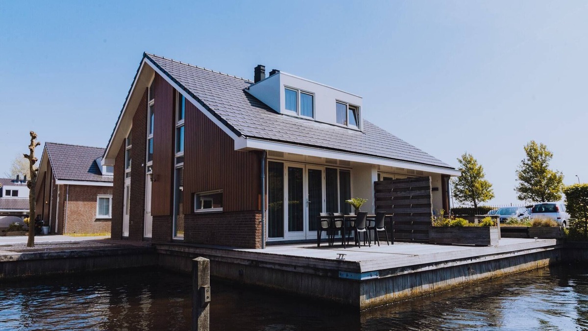 Municipality of Uitgeest House | Houseboat in Waterpark with Private Dock