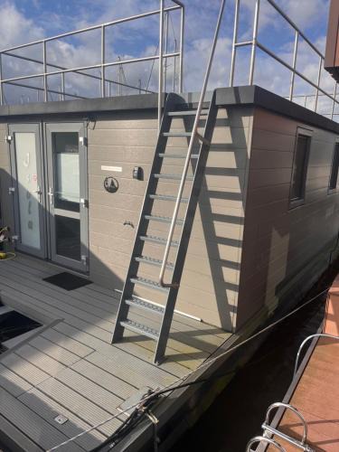 Monnickendam Boat Rental | Houseboat Isola