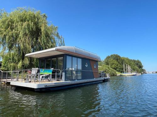 Kamperland Boat Rental | Houseboat Kamperland
