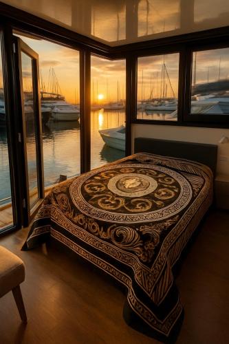 Villaggi Boat Rental | HouseBoat - Lago Maggiore con Jacuzzi