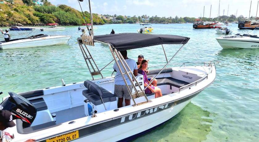 Trou d'Eau Douce Boat Rental | Houseboat ∙ 1 bedroom ∙ 4 guests