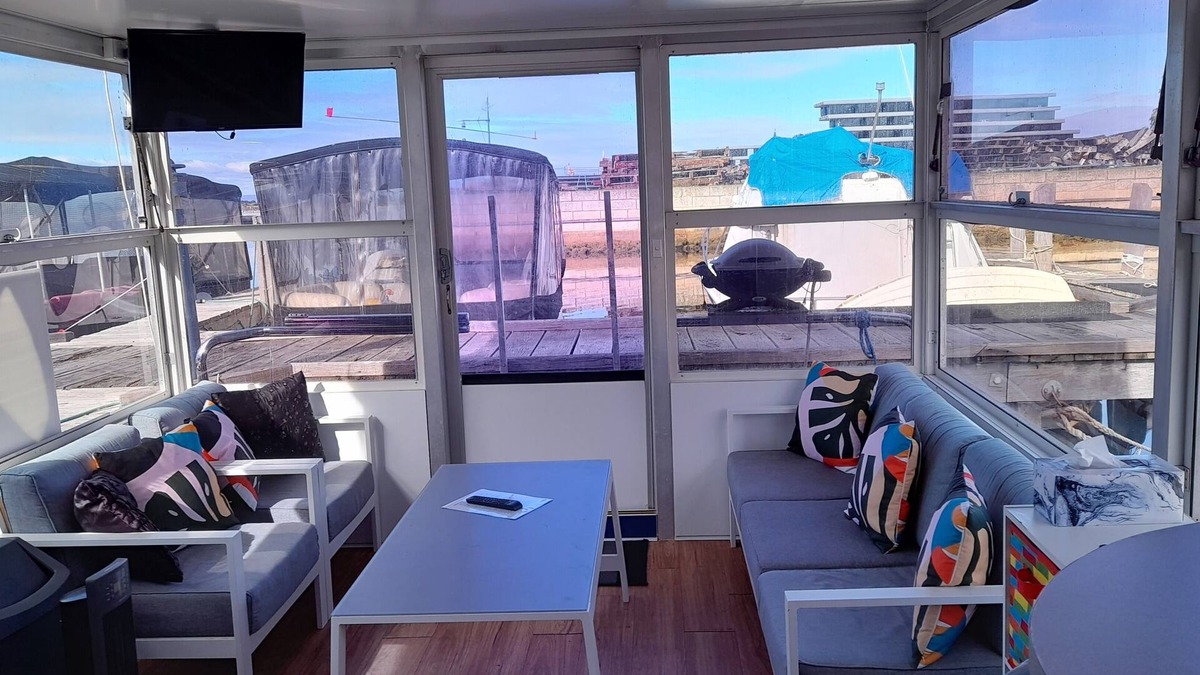 Erskine Boat Rental | Houseboat. n ACCOMMODATION ONLY. nLocation - MQR and Boundry Island Brewery.