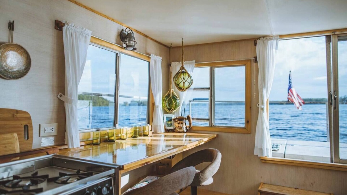 Bremen Boat Rental | Houseboat NOMAD on Lake Pemaquid