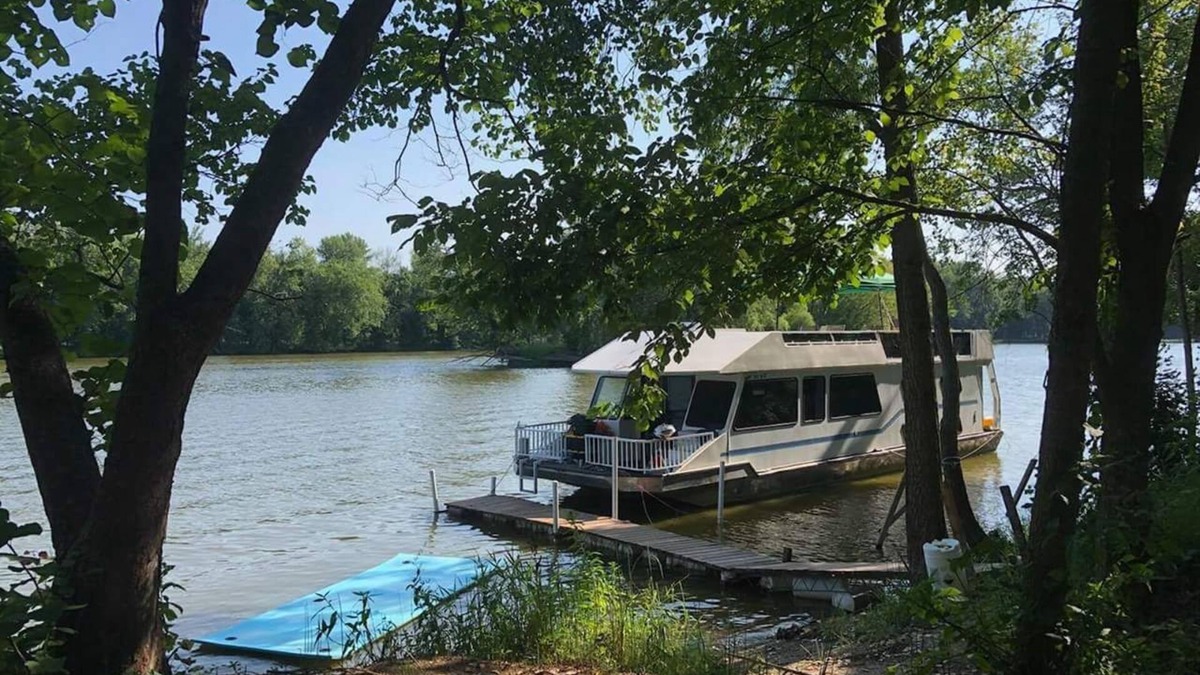 Coopersville Boat Rental | Houseboat on Grand River on private wooded lot