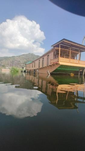 Dal Lake Boat Rental | Houseboat Pride of India