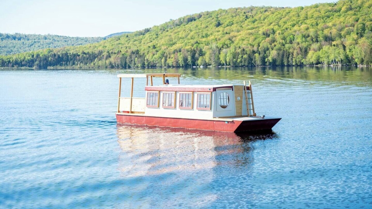 Bremen Boat Rental | Houseboat ROAM on Lake Pemaquid