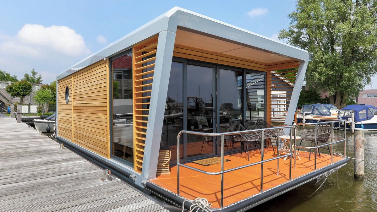 Grou Boat Rental | Houseboat Smuk, enjoy from your own outdoor terrace and water views.
