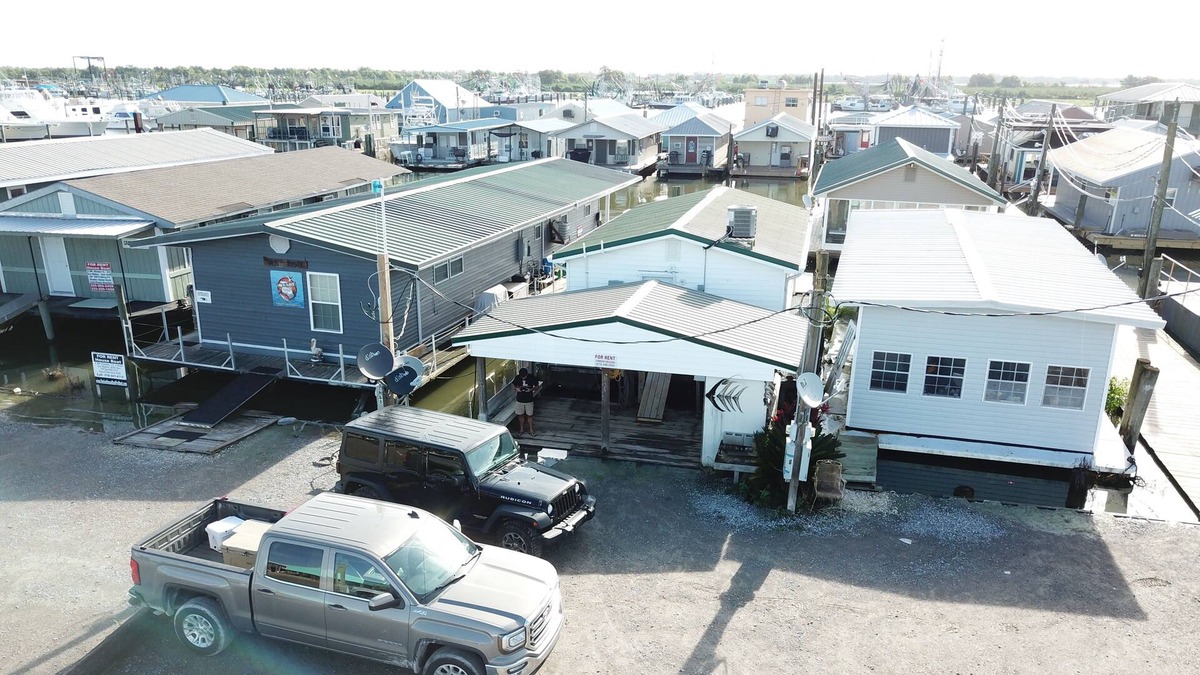 Venice Boat Rental | HOUSEBOAT