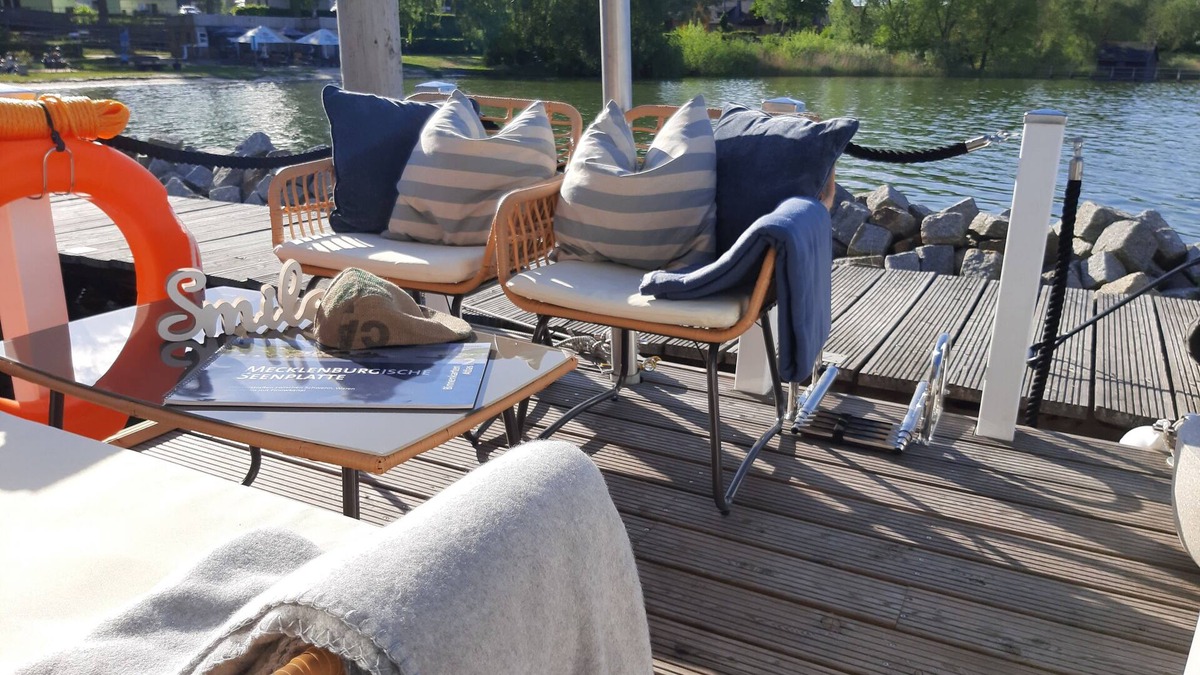 Muritz Boat Rental | Houseboat - Vacation. where the frog jumps into the water.