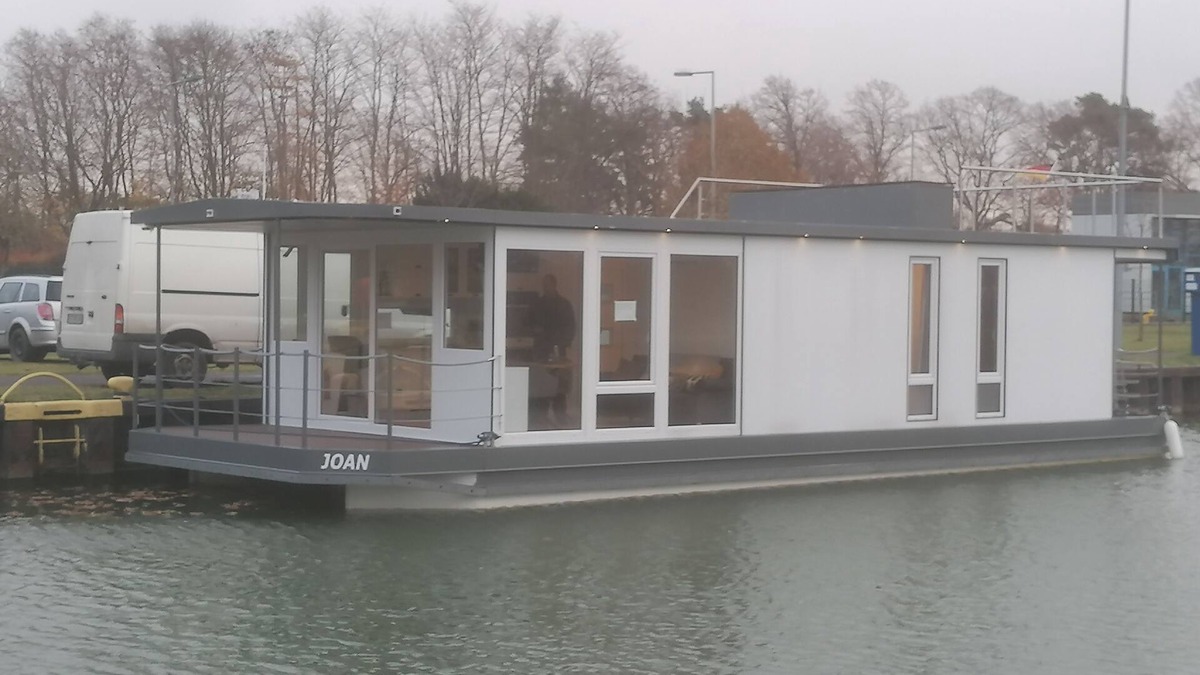Recke Boat Rental | Houseboat vacation on the canal Very nice fully equipped houseboat
