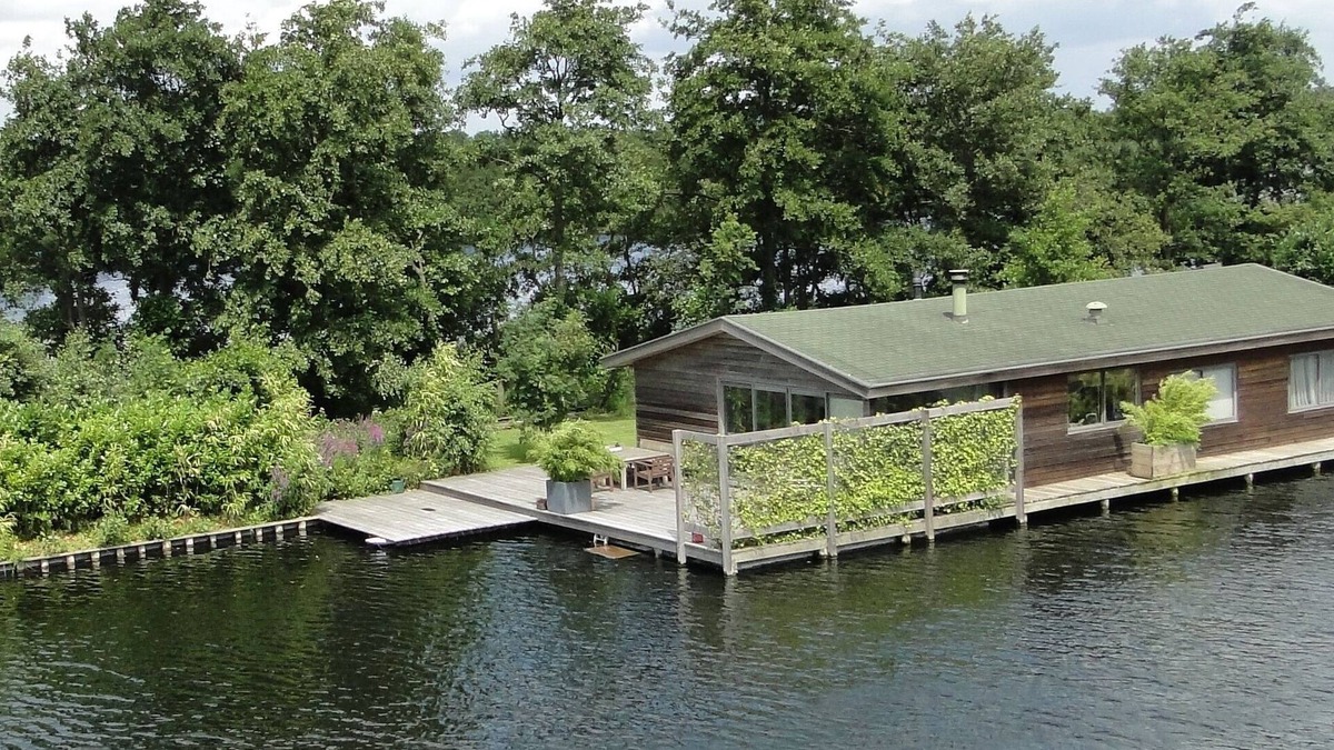 Vinkenkade Boat Rental | Houseboat with beautiful view.