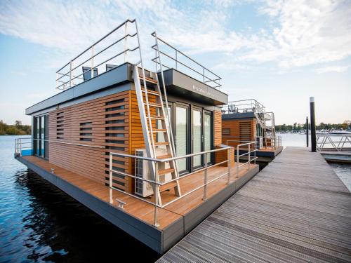 Leuken Boat Rental | Houseboat with edge of a holiday park