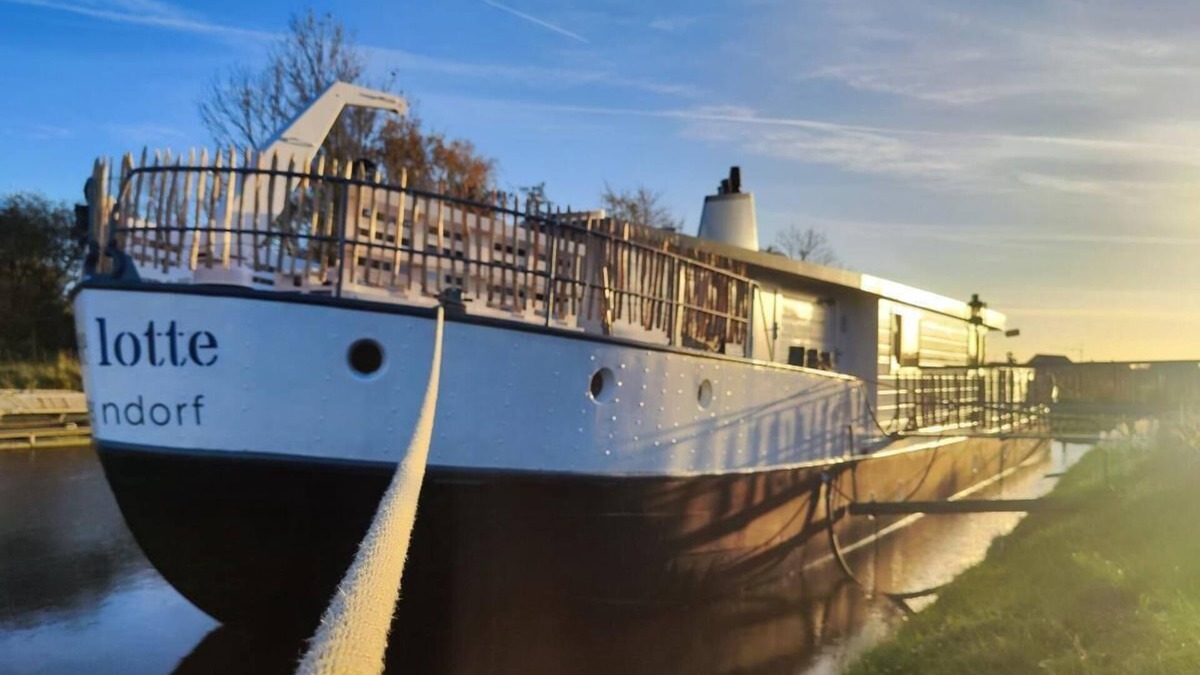 Otterndorf Boat Rental | Houseboat with hot tub, sauna, wood-burning stove, air conditioning, lounge, sun deck and garden with dinghy directly behind the dike in Otterndorf