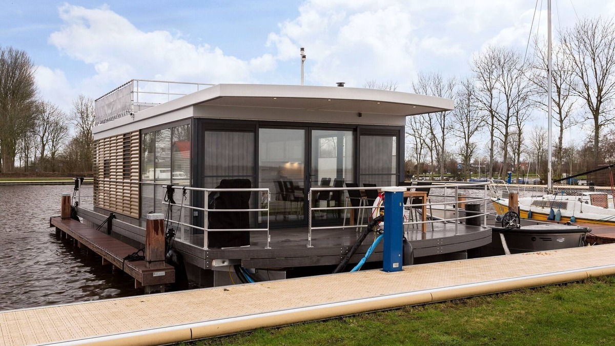 Offingawier Boat Rental | Houseboat with Stunning Views