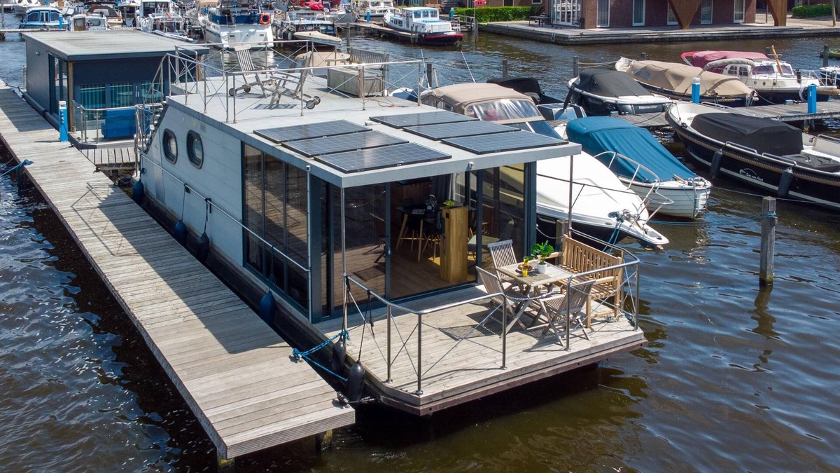 Uitgeest Boat Rental | Houseboat with views from the roof terrace