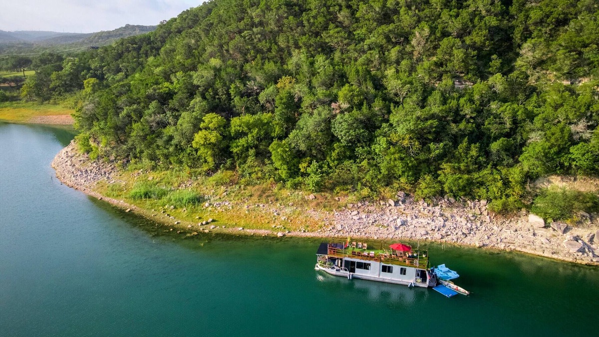 Lower Basin Lake Travis Boat Rental | Houseboat-Yacht Nestled In A Lake Travis Cove