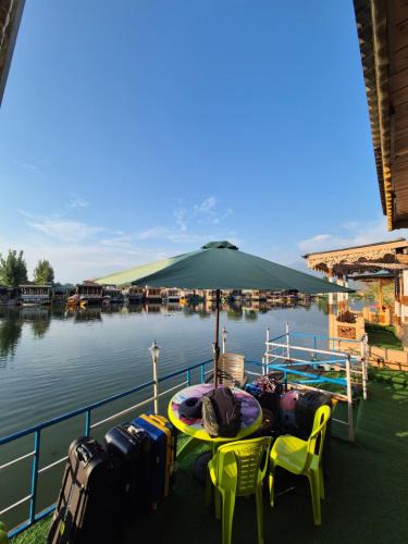 Dal Lake Boat Rental | Houseboat Young Life