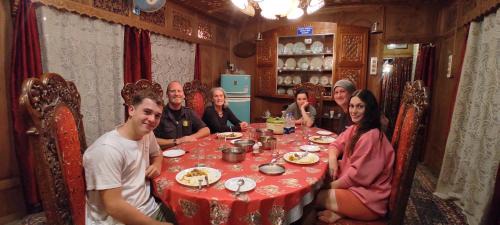 Dal Lake Hotel | Houseboat young wild Rose
