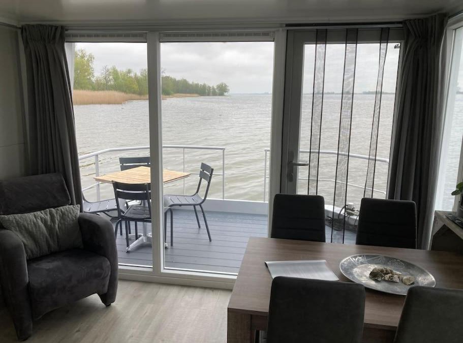 Biddinghuizen Boat Rental | Houseboot Kingfisher, lake view