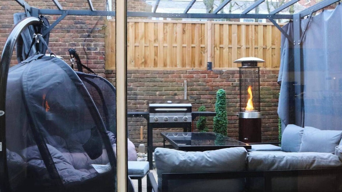 Stratford and New Town House | HouseSleep14-FreeP-Garden-Bbq-Patio-PoolTable