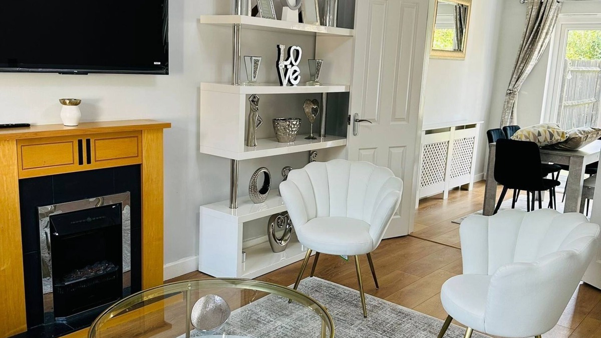 Corby House | HouseSleeps5-Parking-Garden-PrivateEntrance