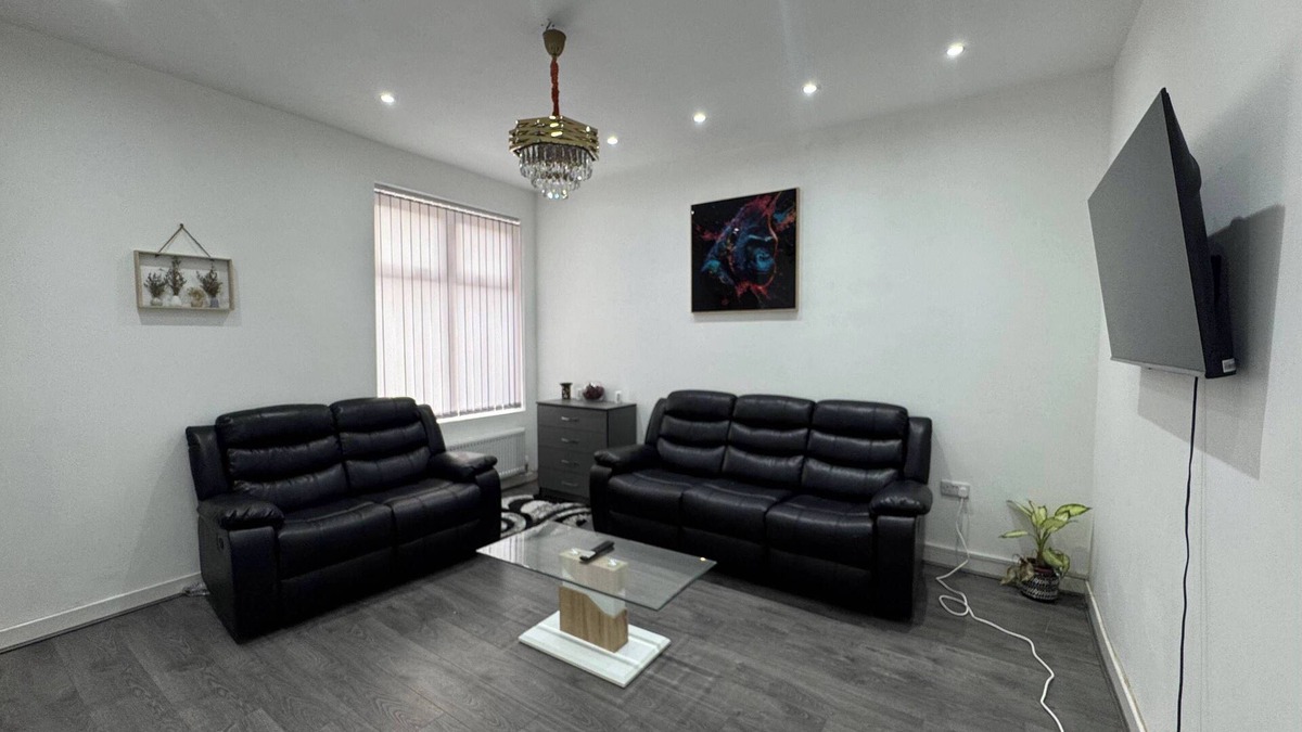 Levenshulme House | HouseSleeps9-Patio-Parking-FamilyOK