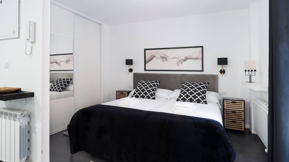 Old Town Apartment | Housingleon- Five Rooms Botines