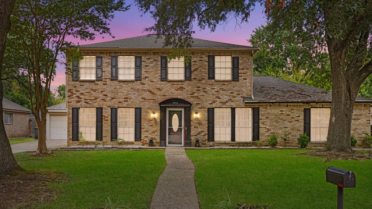 Ponderosa Forest House | Houston Escape w/Movie Room, Game Fun & Hot Tub , 15 Min IAH