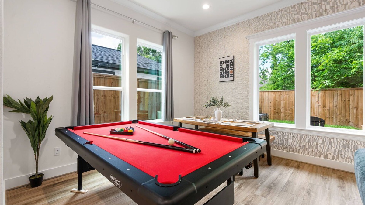 OST - South Union House | Houston's Very Best! Centrally Located Modern Home w/Hot Tub - 5Beds/4Baths