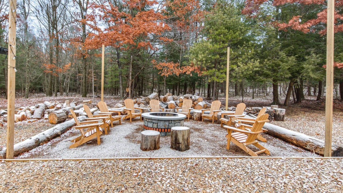 Olanta Cabin | Houtzdale Home w/Shuffleboard & Pickleball!