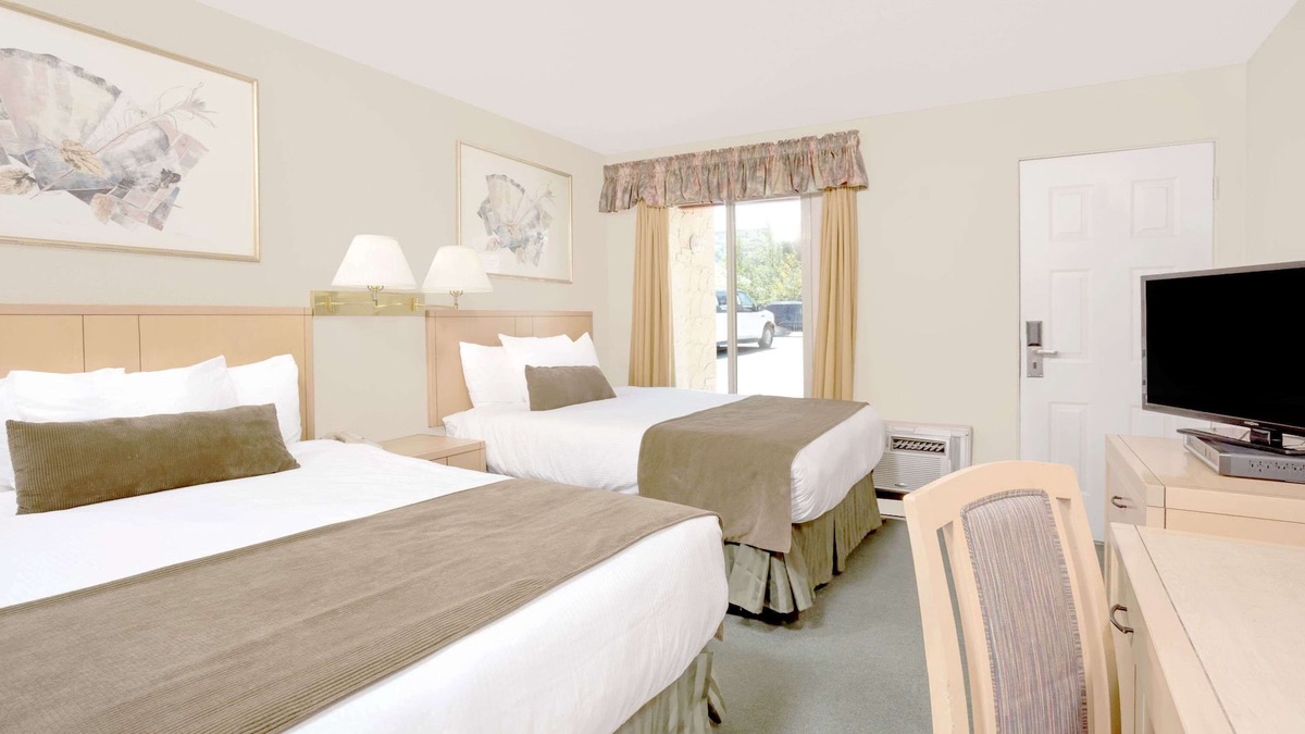 City Centre Hotel | Howard Johnson by Wyndham Downtown Kamloops