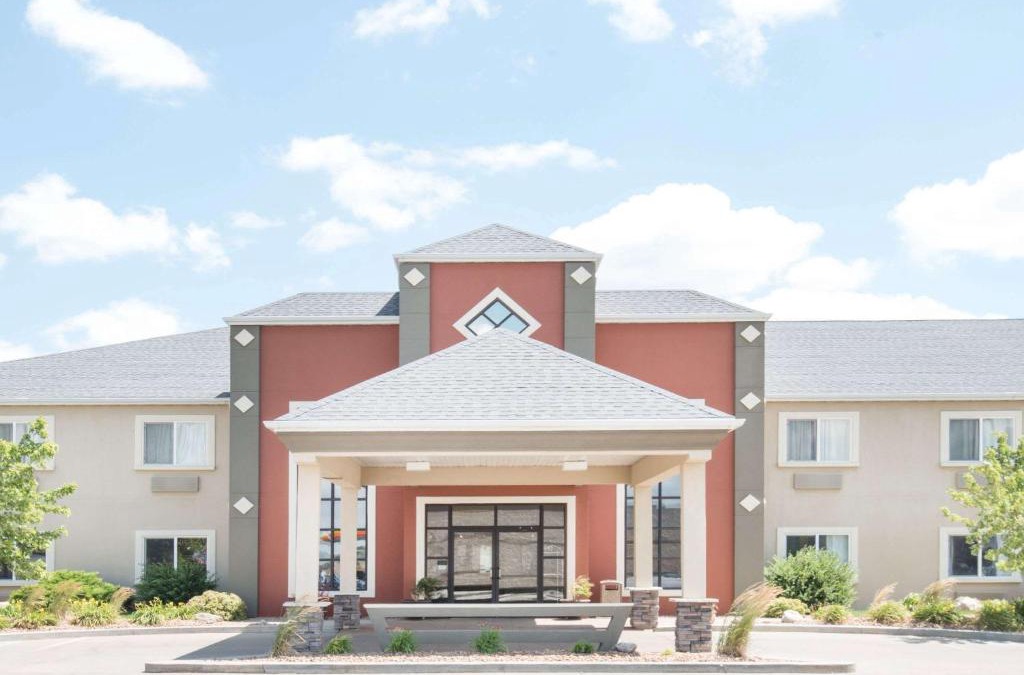 Oacoma Hotel | Howard Johnson by Wyndham Oacoma Hotel & Suites
