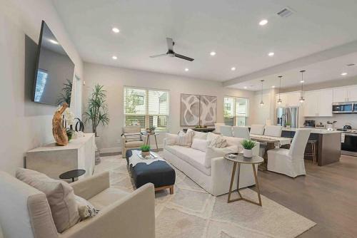 College Station House | Howdy House 4 King Suites Community Pool in Heart of BCS