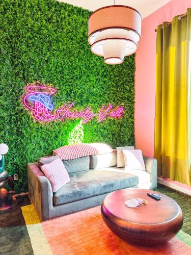 North Nashville House | Howdy Y'all - Minutes To Broadway & Free Parking