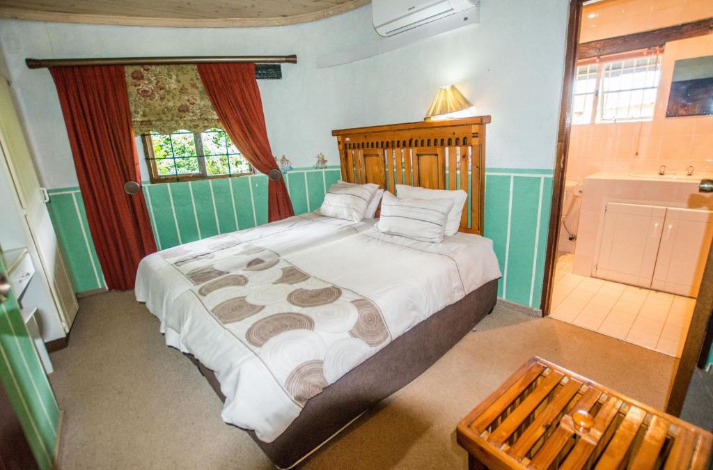 Kareeberg Cabin | Hoyohoyo Koeltehuis Farm Lodge