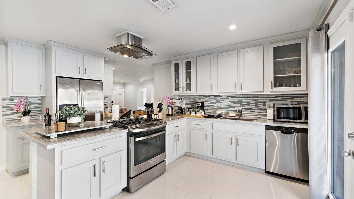 Brookhollow House | Htown Pool Nr Heights, Galleria | HotTub | Games