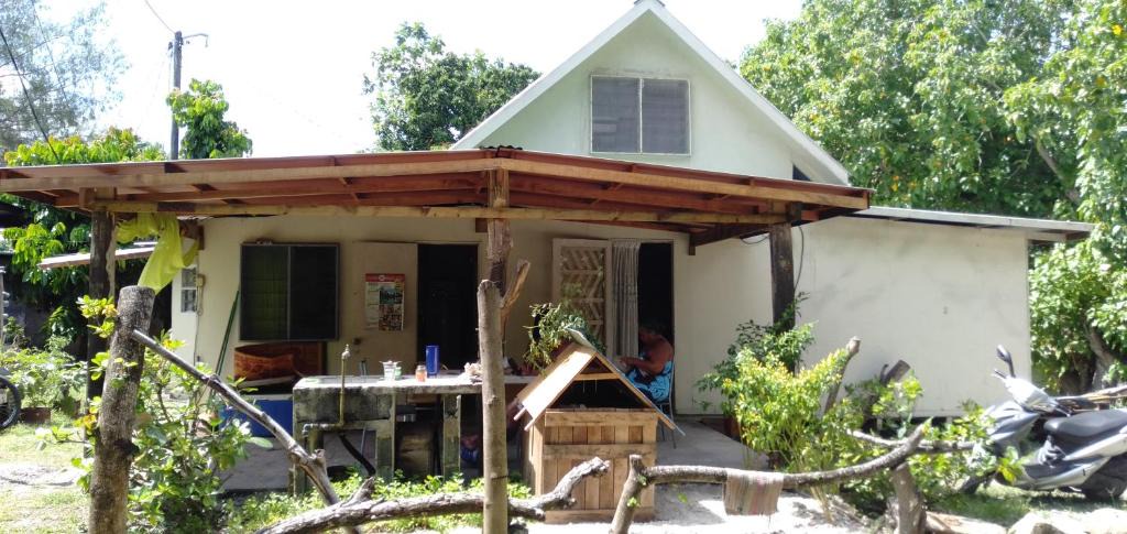 Fare House | Huahine Backpacker