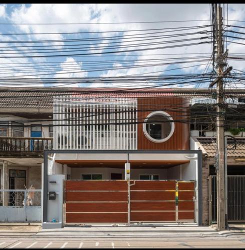 Samsen Nok House | Huai khwang Fullmoon House City center family holiday experience